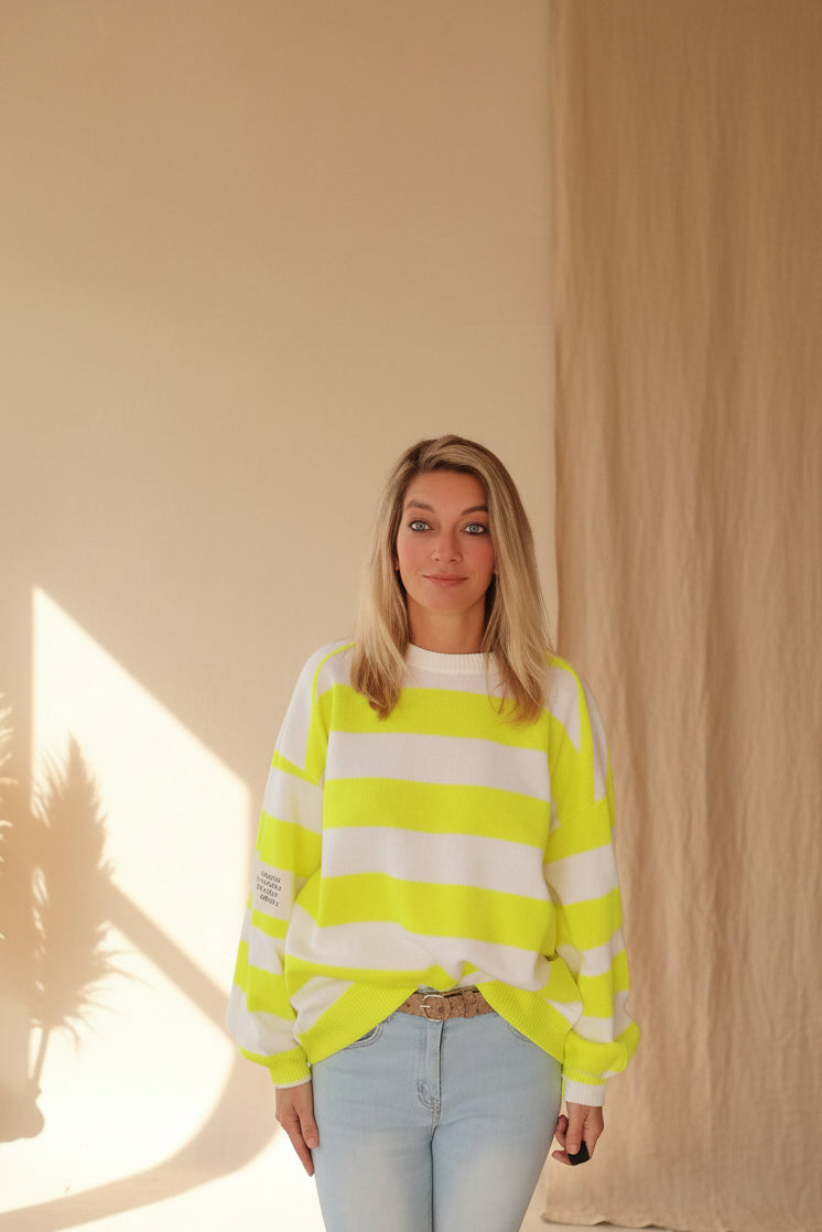 Boho-Luxe Damenpullover aus weichem Strick in Neongelb und Weiß mit Streifenmuster.