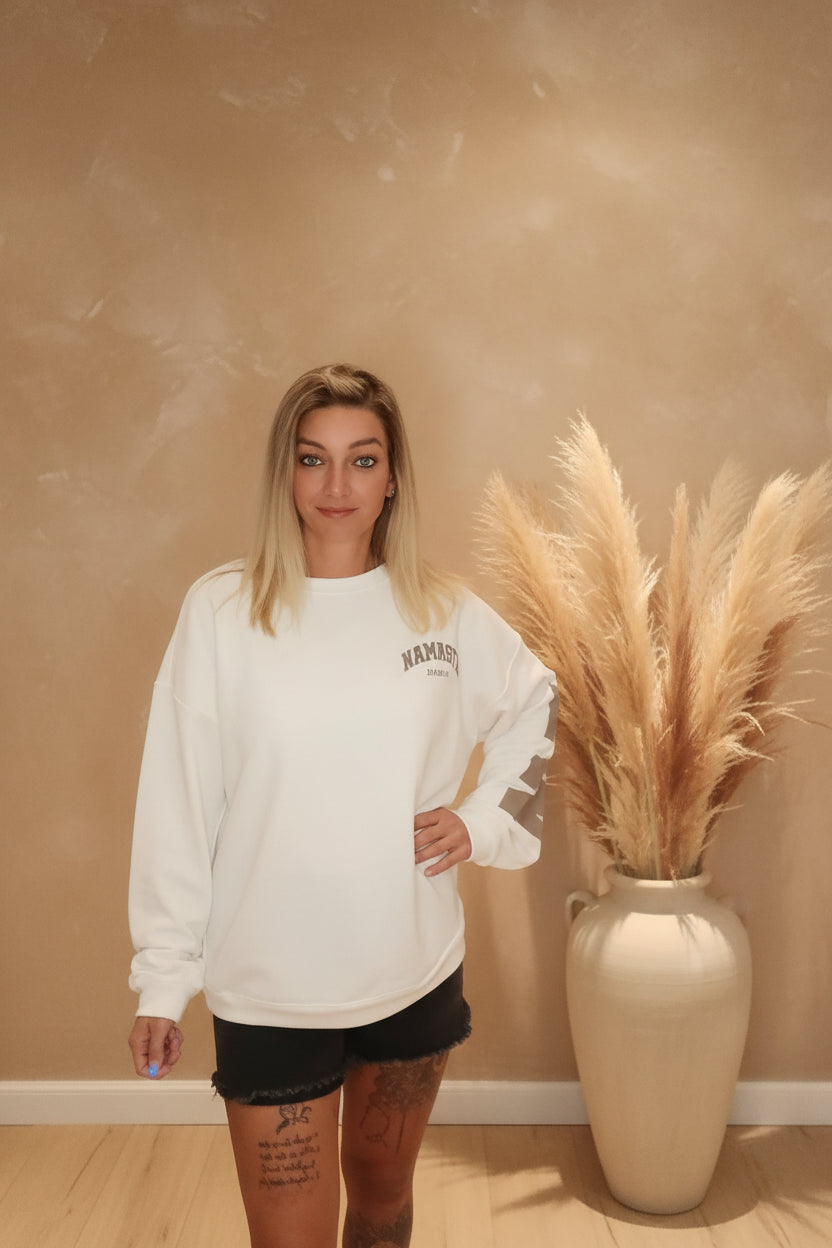 Namasté Oversize Sweater Weiß – Ganzkörper Frontansicht