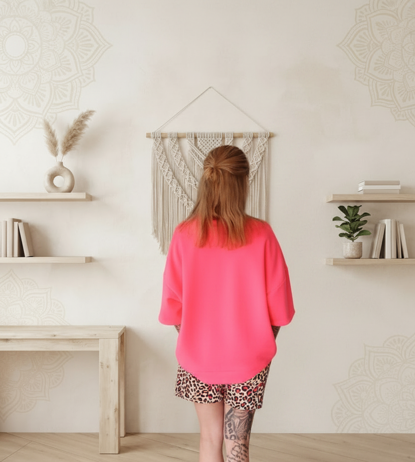 Boho-Luxe Damenmode: Pinkes Oversize-Oberteil aus weichem Stoff und Leopard-Print Shorts.