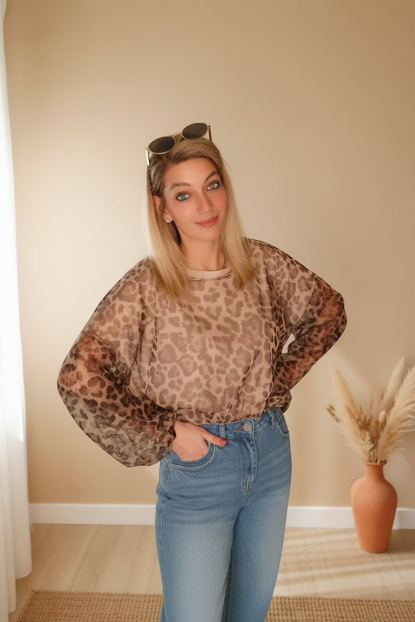 Damen Oversize Leo-Pullover in Beige und Braun in lässiger Frontansicht