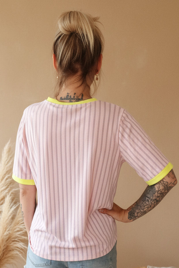 Happy T-Shirt Lila Rückenansicht, Neon-Gelb Kragen und Ärmelabschlüsse – SK-Style Damen