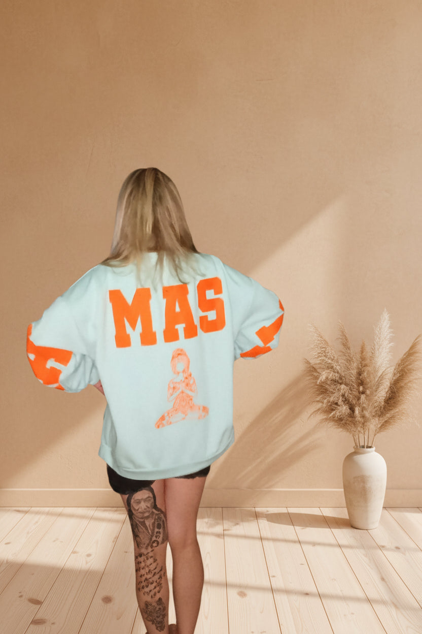 Namaste Sweatshirt Pastellblau Oversized – lässige Seitenpose mit Pampas-Deko
