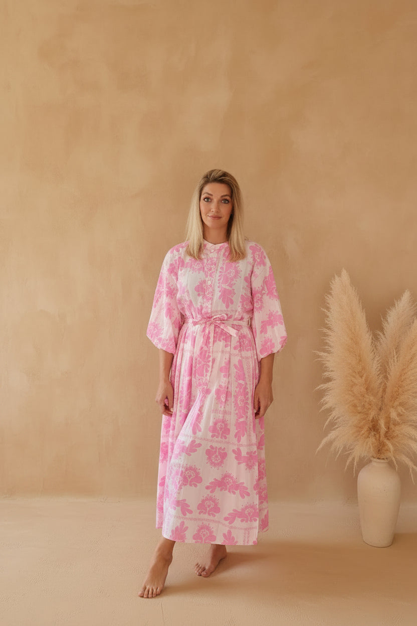 Blossom Kleid Rosa Frontansicht – rosa Blumenprint Midi-Kleid mit Stehkragen und Knopfleiste, Boho-Luxe