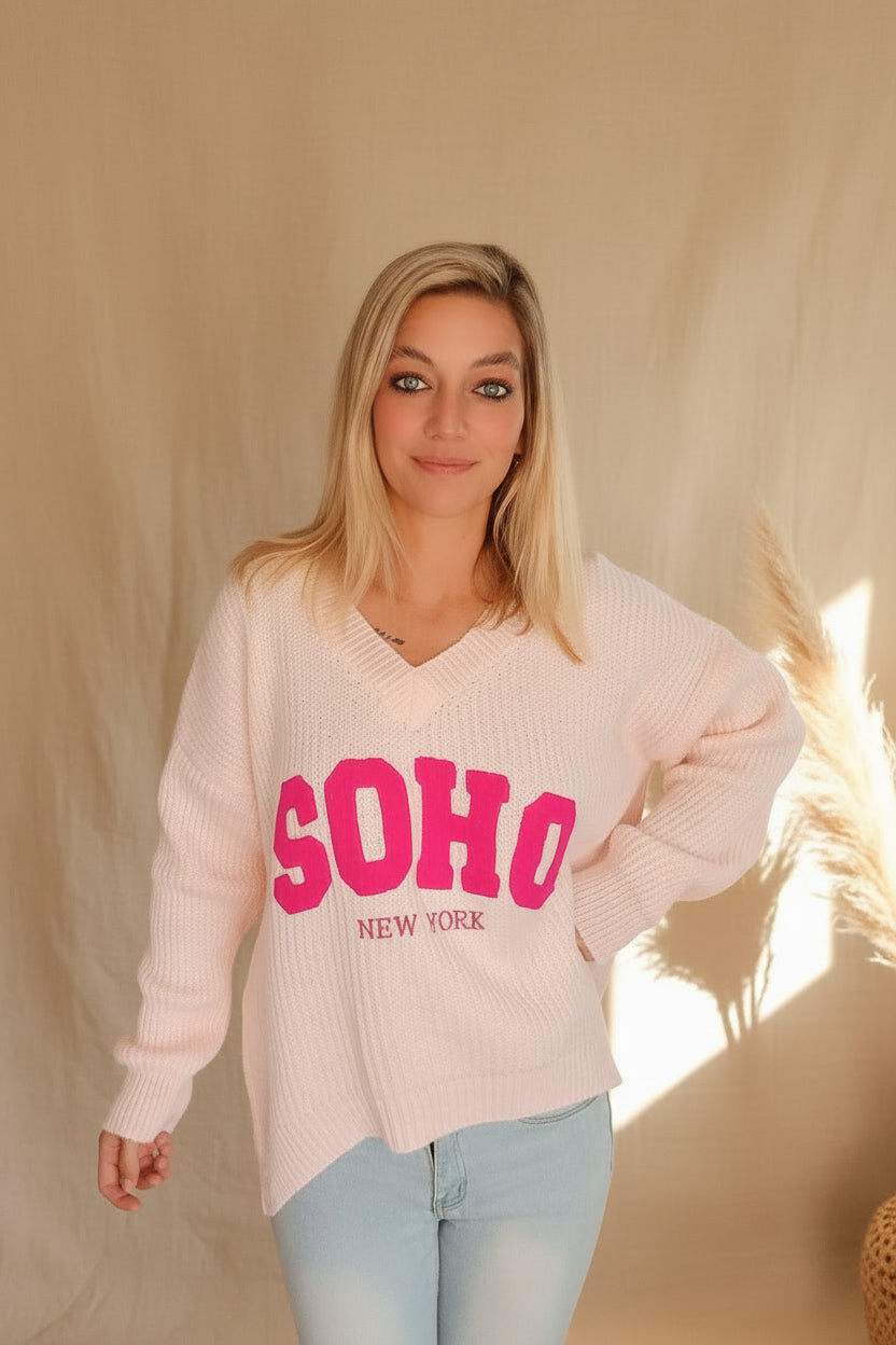 SOHO New York Strickpullover Rosa – Frontansicht, pinker SOHO New York-Schriftzug, Boho-Styling

