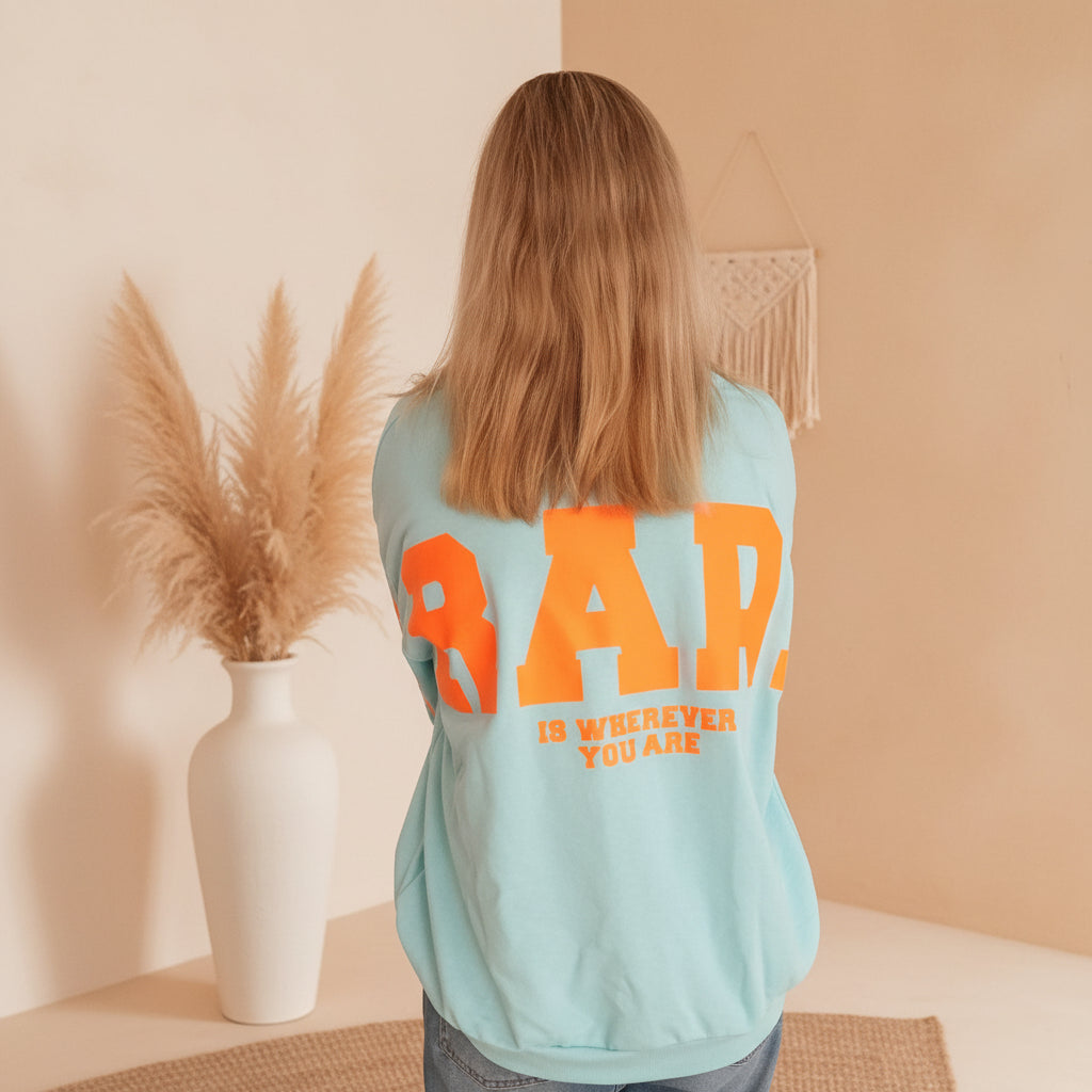 Rückseite des hellblauen Baumwoll-Sweatshirts von SK-Style & Kompetenz im Boho-Luxe Design.