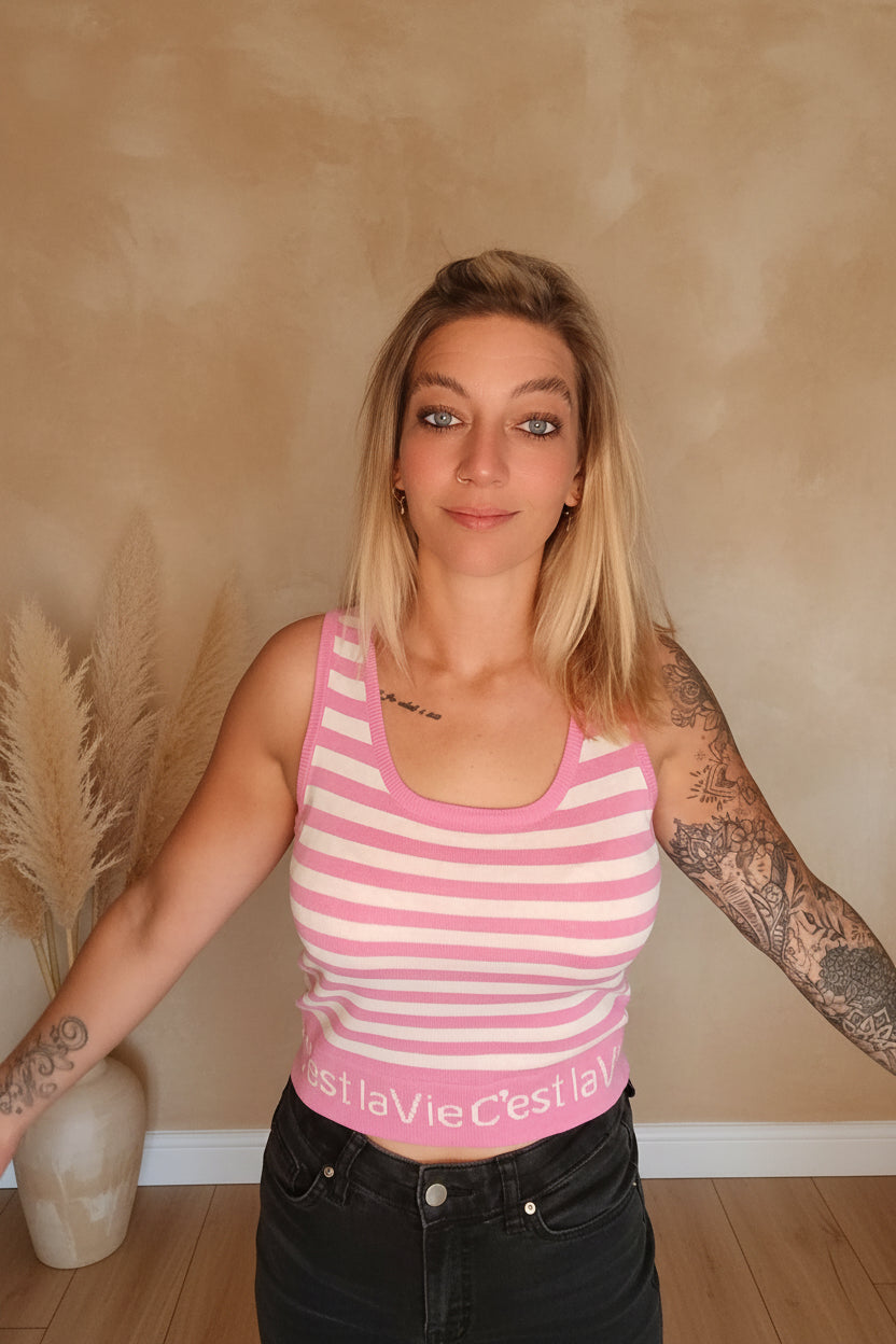 Boho-Luxe gestreiftes Tanktop in Rosa und Weiß aus weichem Material.