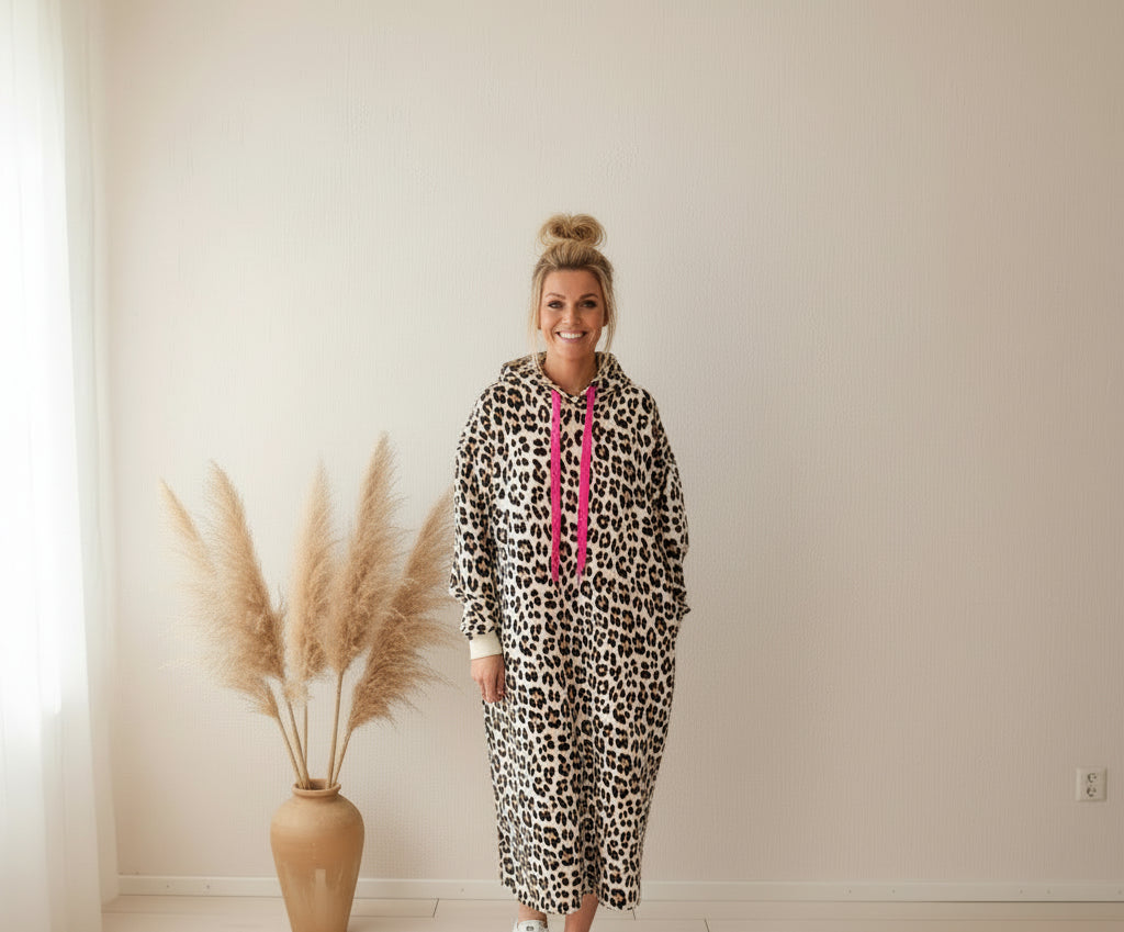 Leo-Hoodiekleid Damen mit Kapuze und pinken Kordeln in Vorderansicht