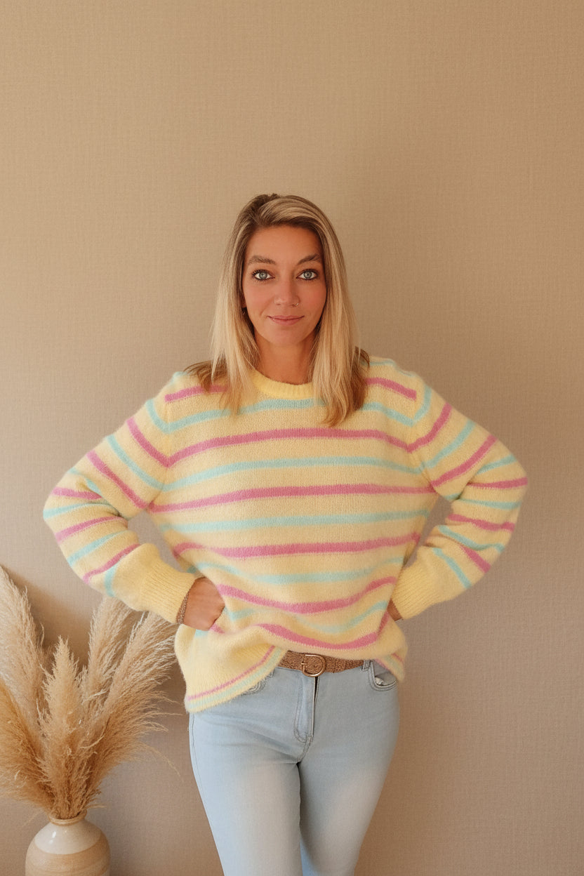 Boho-Luxe gestreifter Strickpullover in Gelb, Rosa und Blau aus weichem Material.