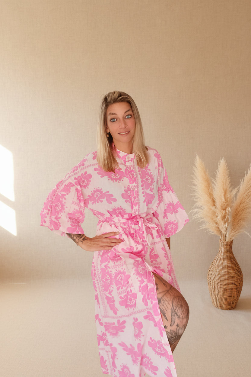  Blossom Kleid Rosa Seitenansicht – Midi-Länge mit Schlitz, rosa Blumenkleid Boho, lässige Pose