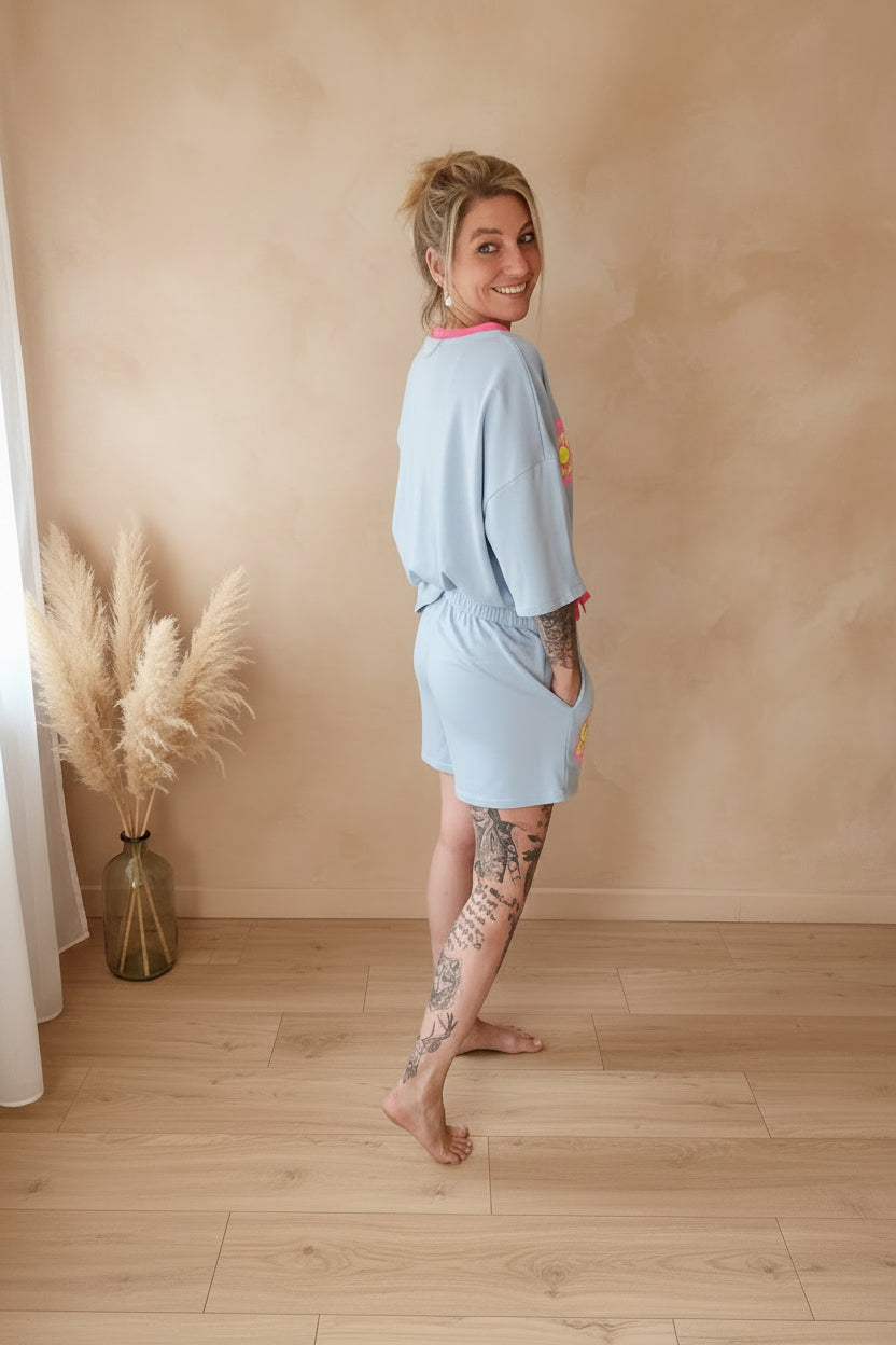 Boho-Luxe hellblauer Jumpsuit aus weichem Stoff für Damen.