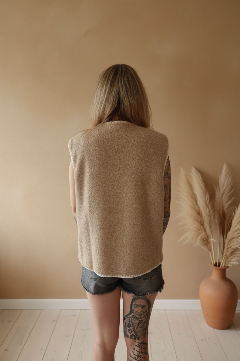 Rückenansicht Bouclé Weste Damen Creme – Boho Gilet S/M, glatter Rücken mit weißem Kantenbesatz
