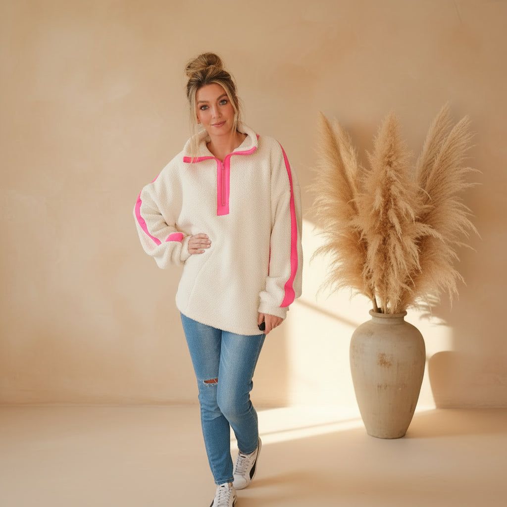 Langer weißer Teddy Sweater Damen mit Neonpink im lässigen Outfit mit
