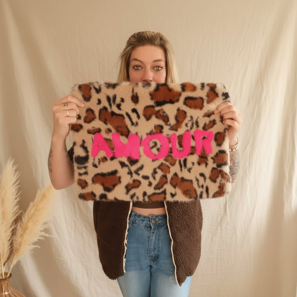 Shopper Happy Leo Beige – Leo-Tasche Damen mit AMOUR-Schriftzug, Lifestyle-Aufnahme