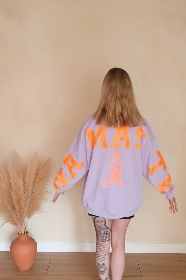 Namaste Oversize Pullover Damen Lila – Rückenansicht mit NAMASTE Print und Boho-Deko