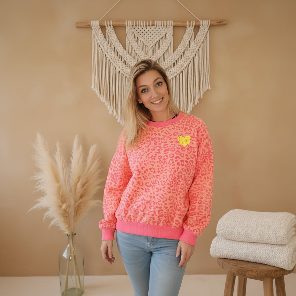 Amor Club Pullover Damen Neon Koralle Leo Print – Frontansicht mit gelbem Amor-Herz Logo