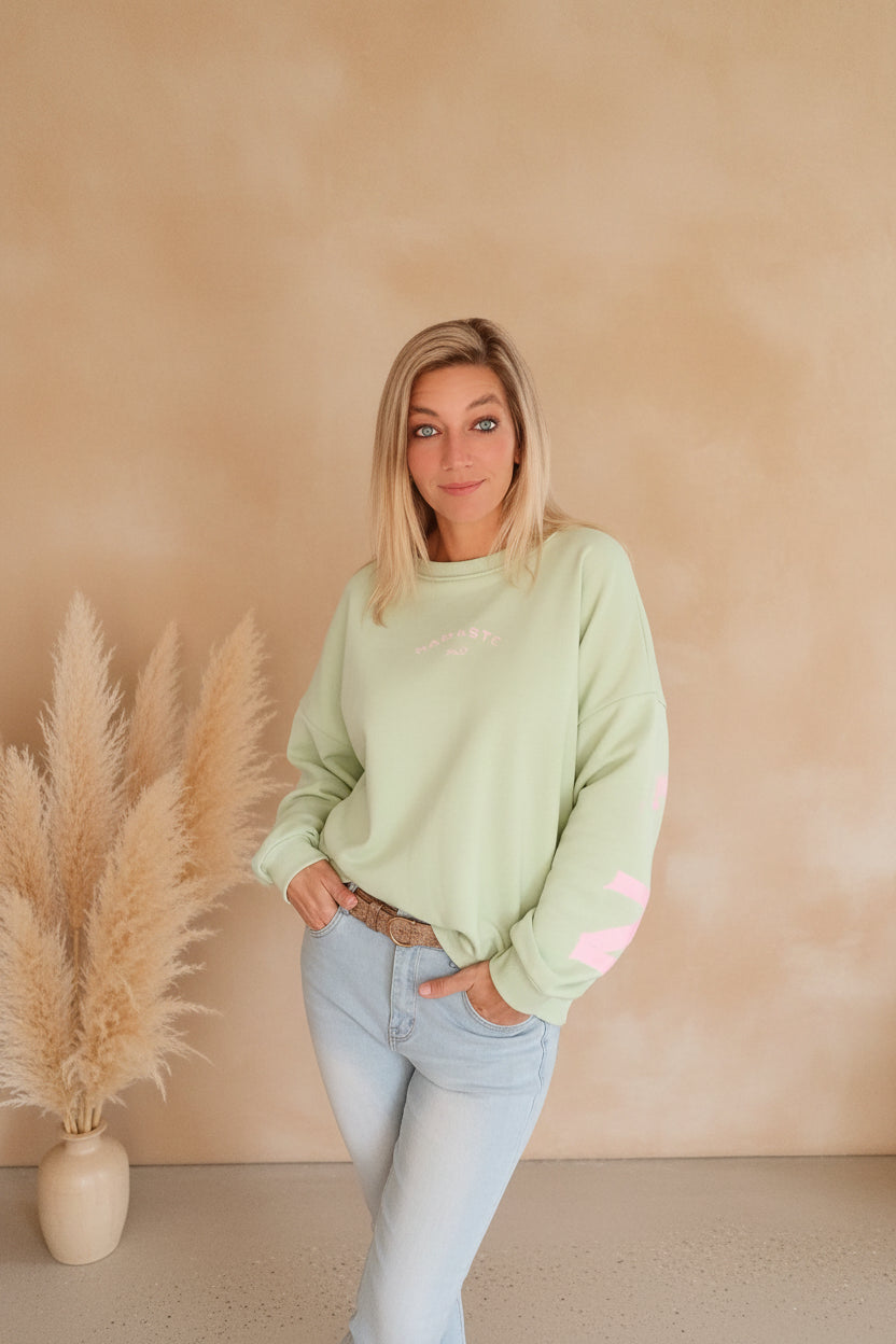 Namaste Sweater Mint Rosa Frontansicht – weicher Oversized Pullover mit Jeans und Sneakers