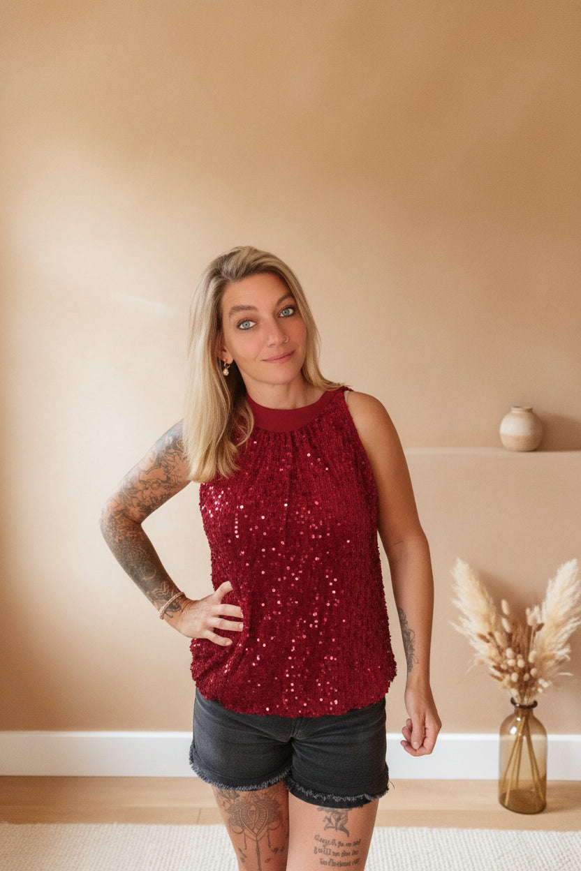 Pailletten-Top Damen Bordeaux – Frontansicht entspannte Pose, Schleifendetail sichtbar