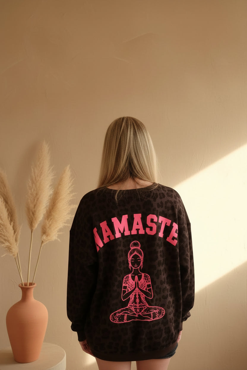 Namasté Oversize Sweater Leo – Rückenansicht neonorangem Namasté-Print, Leoparden-Muster