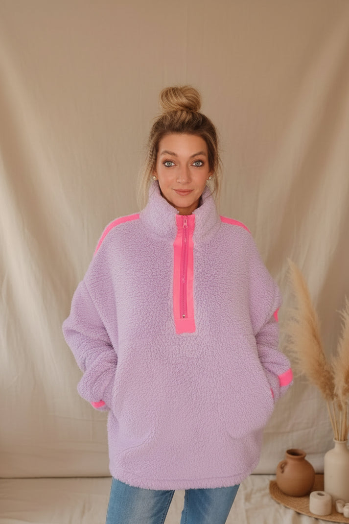 Kuscheliger Flieder Teddy Sweater Damen mit Neonpink im Detail