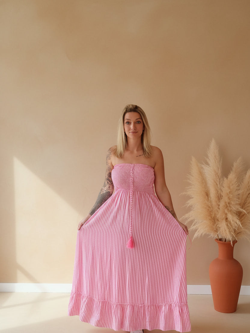 Boho-Luxe gestreiftes Maxikleid in Rosa aus leichtem Stoff für Damen.