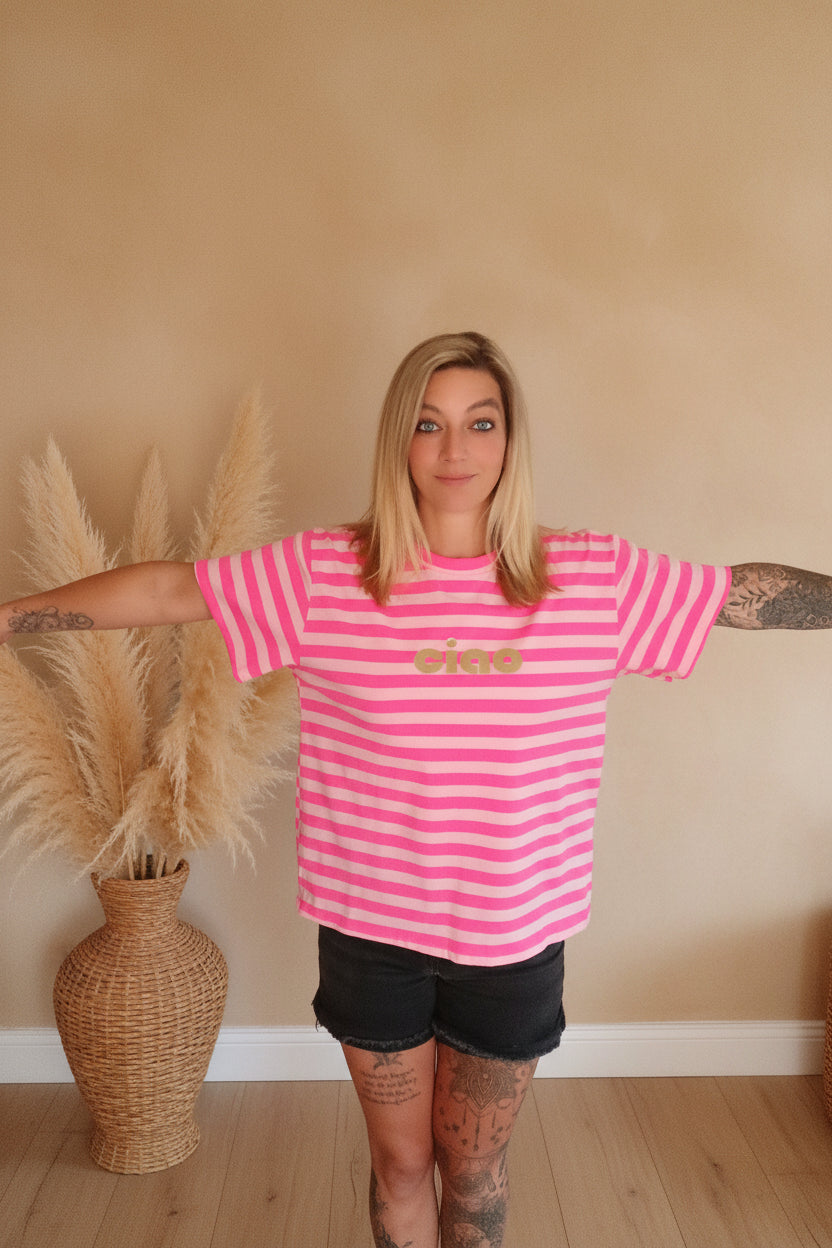 Boho-Luxe rosa-weiß gestreiftes Baumwoll-T-Shirt für Damen.