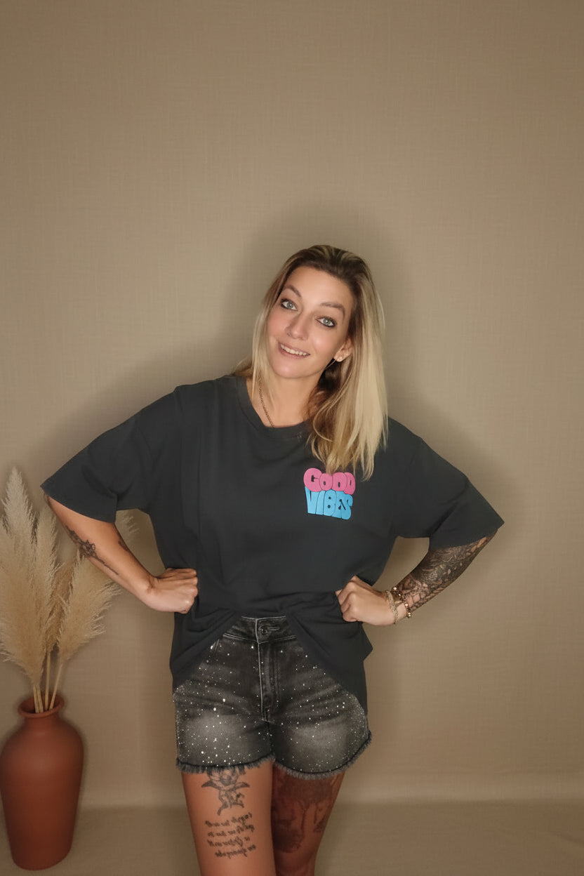 Good Vibes Statement Shirt Damen – Frontansicht Rattanspiegel Pampasgras Editorial Boho