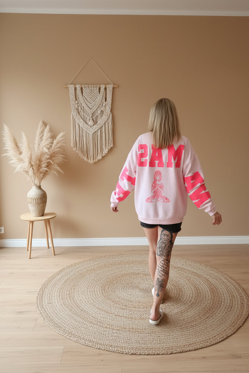 Namasté Oversize Sweater Pink – Rückenansicht mit großem NAMASTE-Schriftzug und Yoga-Silhouette in Pink