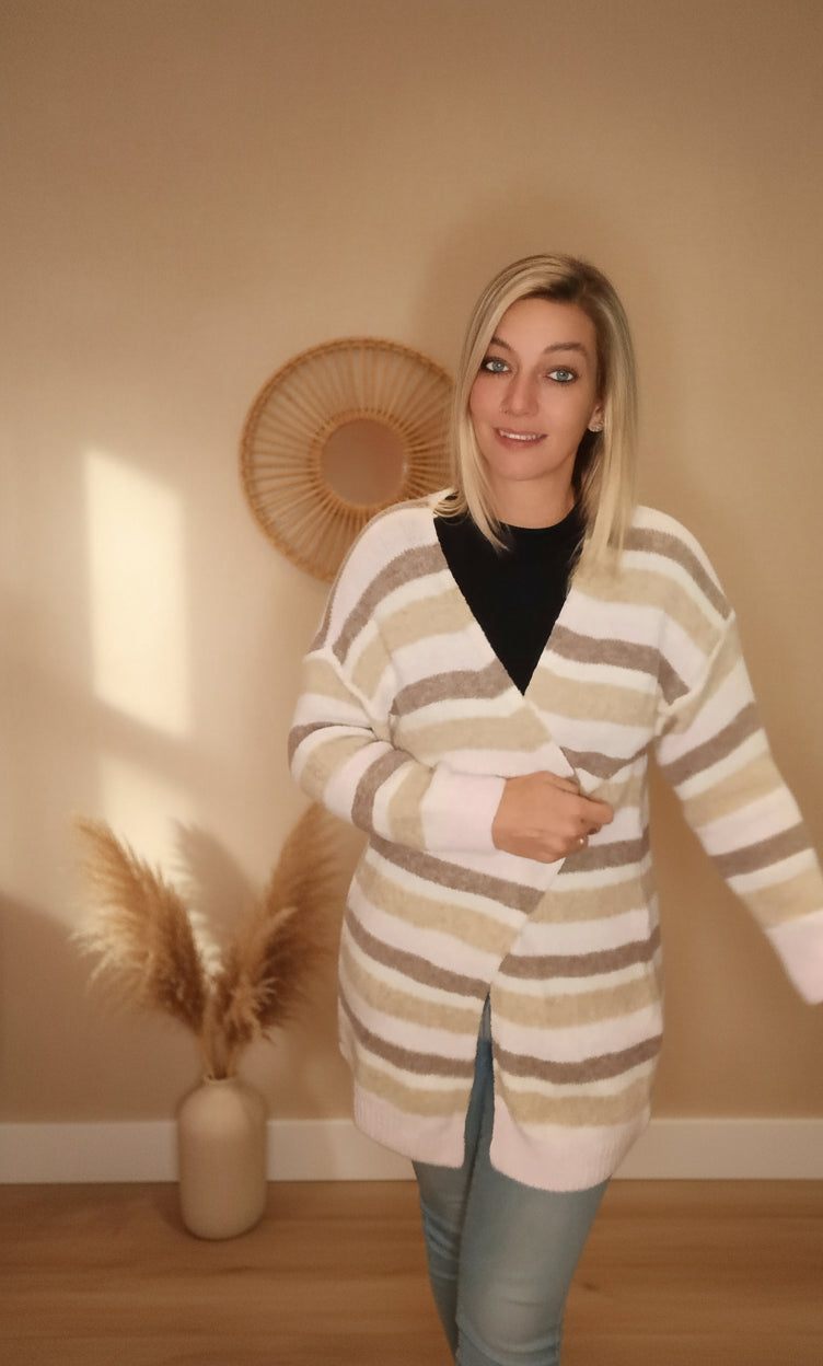 Oversized Cardigan Gestreift Damen – Lifestyle Shot Boho-Interior mit Pampas und Wanddeko