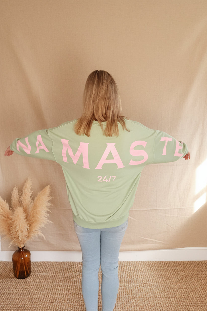 Namaste Sweater Rücken weit – rosa Namaste 24/7 Schriftzug über gesamte Rückseite