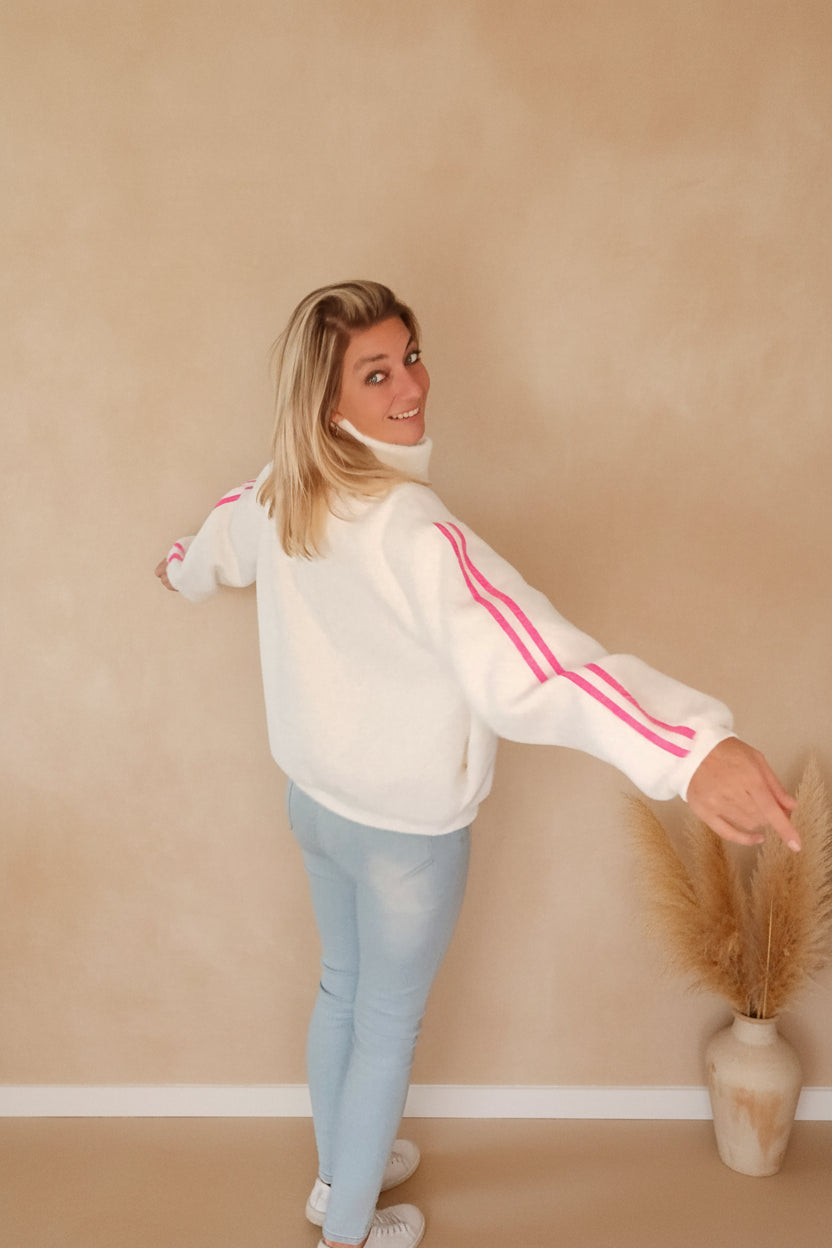 Damen Jacke weiß mit pinken Streifen, Rückenansicht mit Blick über Schulter, Pampas-Vase