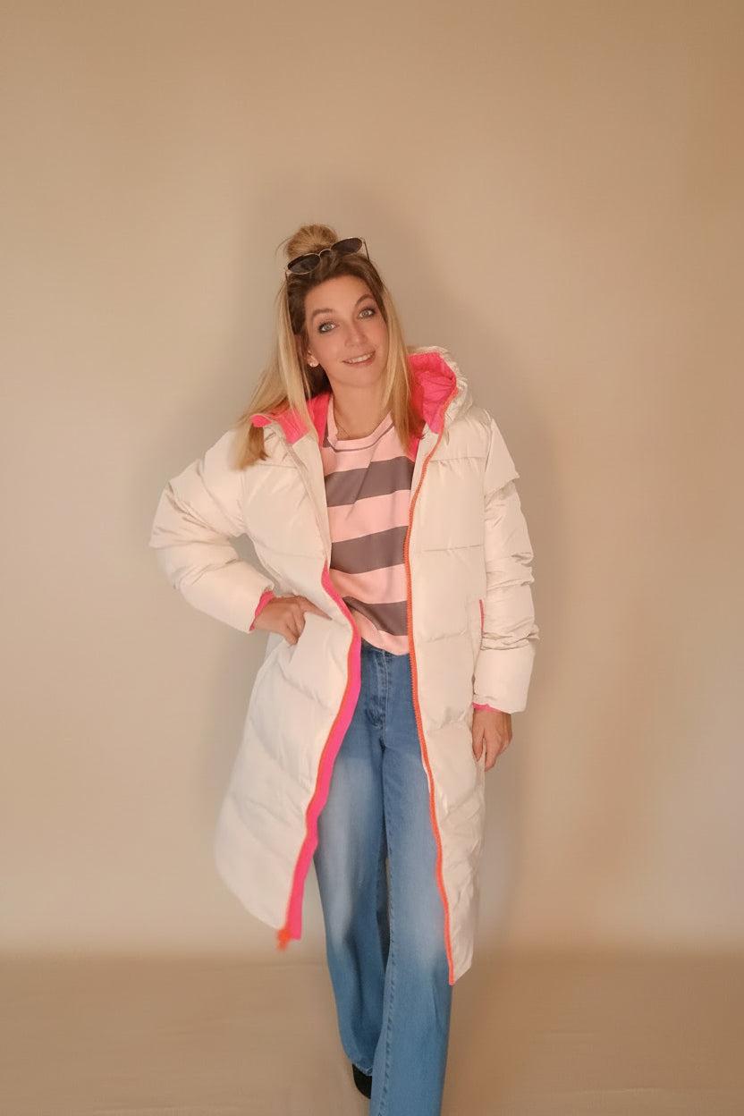 Langer Steppmantel Damen Hellbeige mit orangem Kontrastreißverschluss – Frontansicht