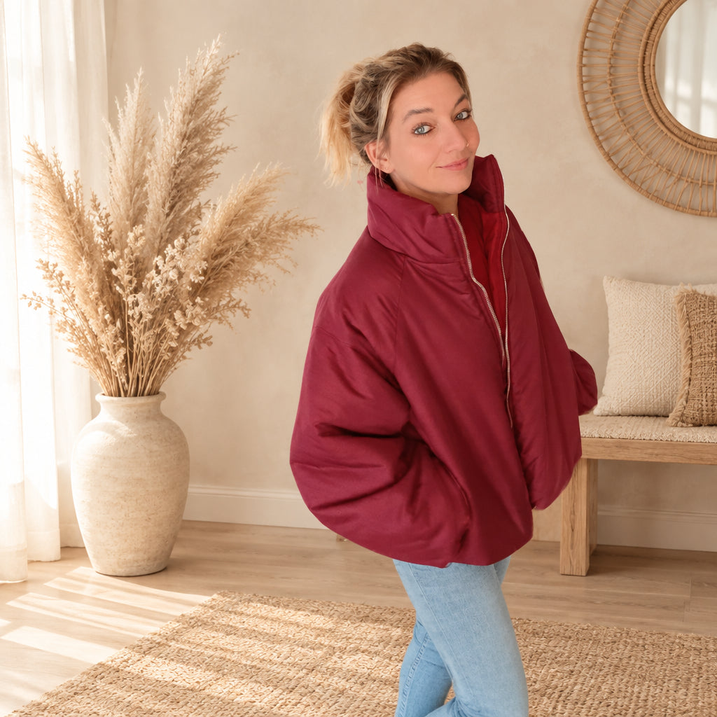 Rote Damen-Ballonjacke mit Reißverschluss, leicht seitliche Ansicht