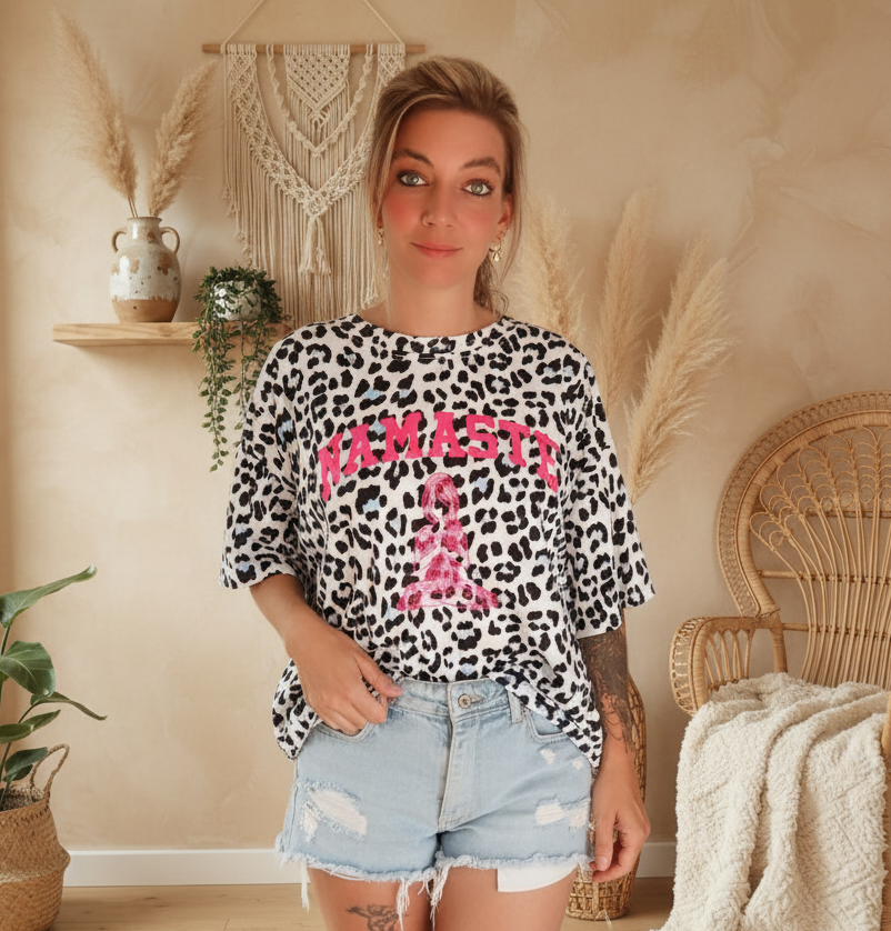 Boho-Luxe Damen T-Shirt mit Leopardenmuster und pinkem Namaste-Schriftzug aus Baumwolle.