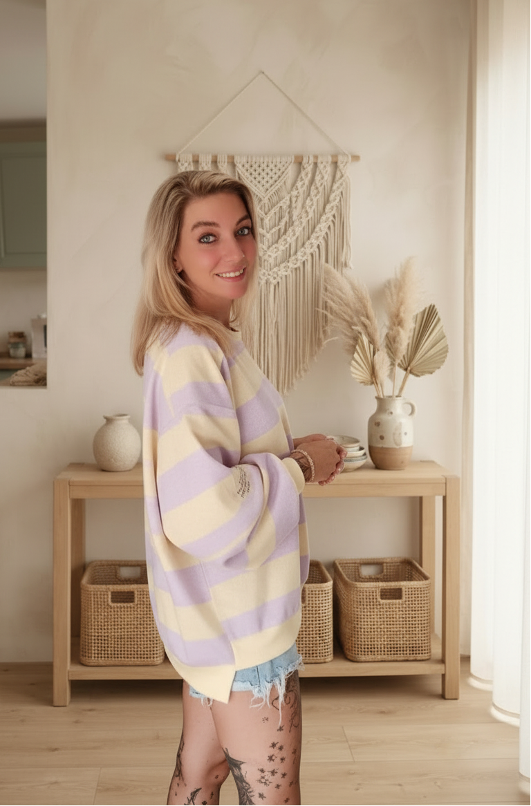 Oversize Streifen-Sweater Flieder-Creme – Rückenansicht, Boho Makramee Setting, Damen S-L