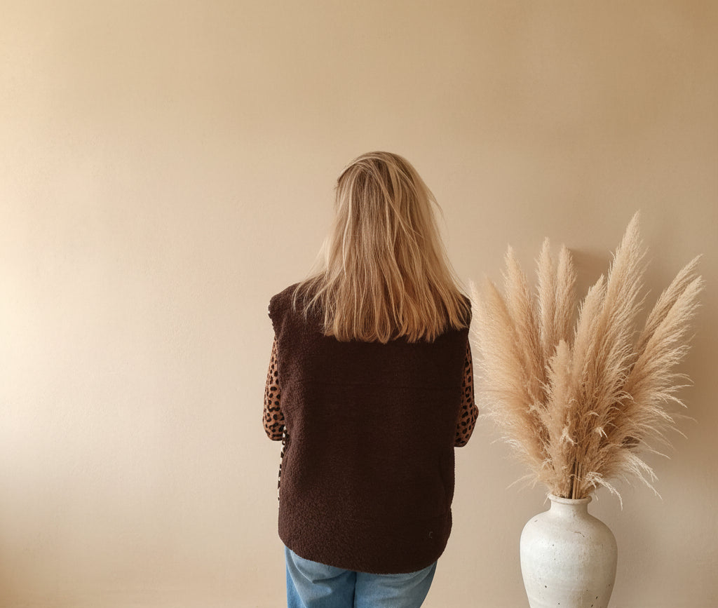 Rückansicht der braunen Teddyfleece-Seite einer Damen-Wendeweste Leo Teddy
