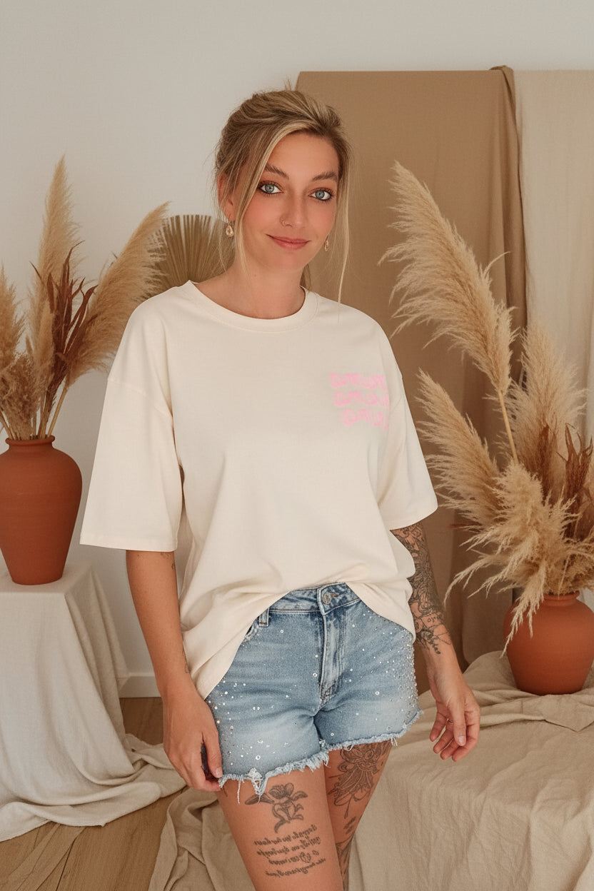 Boho-Luxe Damen Oversize T-Shirt in Cremewei\u00df mit rosa Frontprint, Pampas-Styling, Editorial-Look