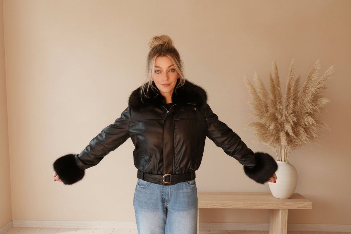Detailansicht Webpelzkragen der schwarzen Cropped Jacke Damen in Lederoptik von SK-Style