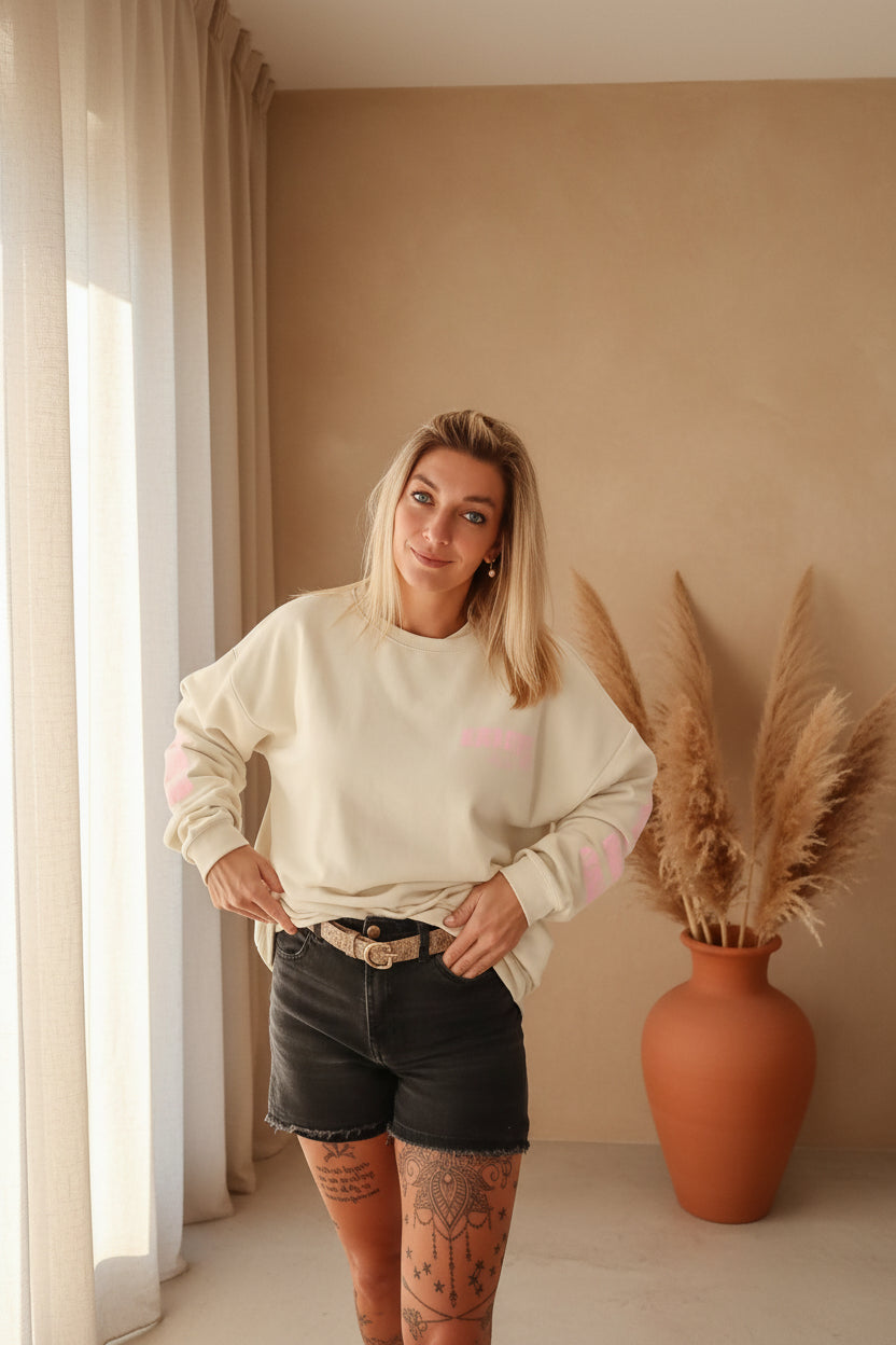 Namasté Oversize Sweater Creme-Taupe – Seitenansicht Oversized-Fit, Pampas-Deko