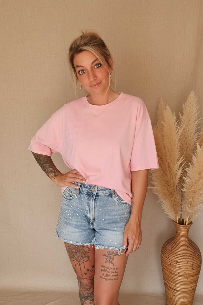 Boho-Luxe Damen Oversize T-Shirt in Rosa mit Pampas-Dekoration, lässiger Fit, Jeans-Shorts-Styling