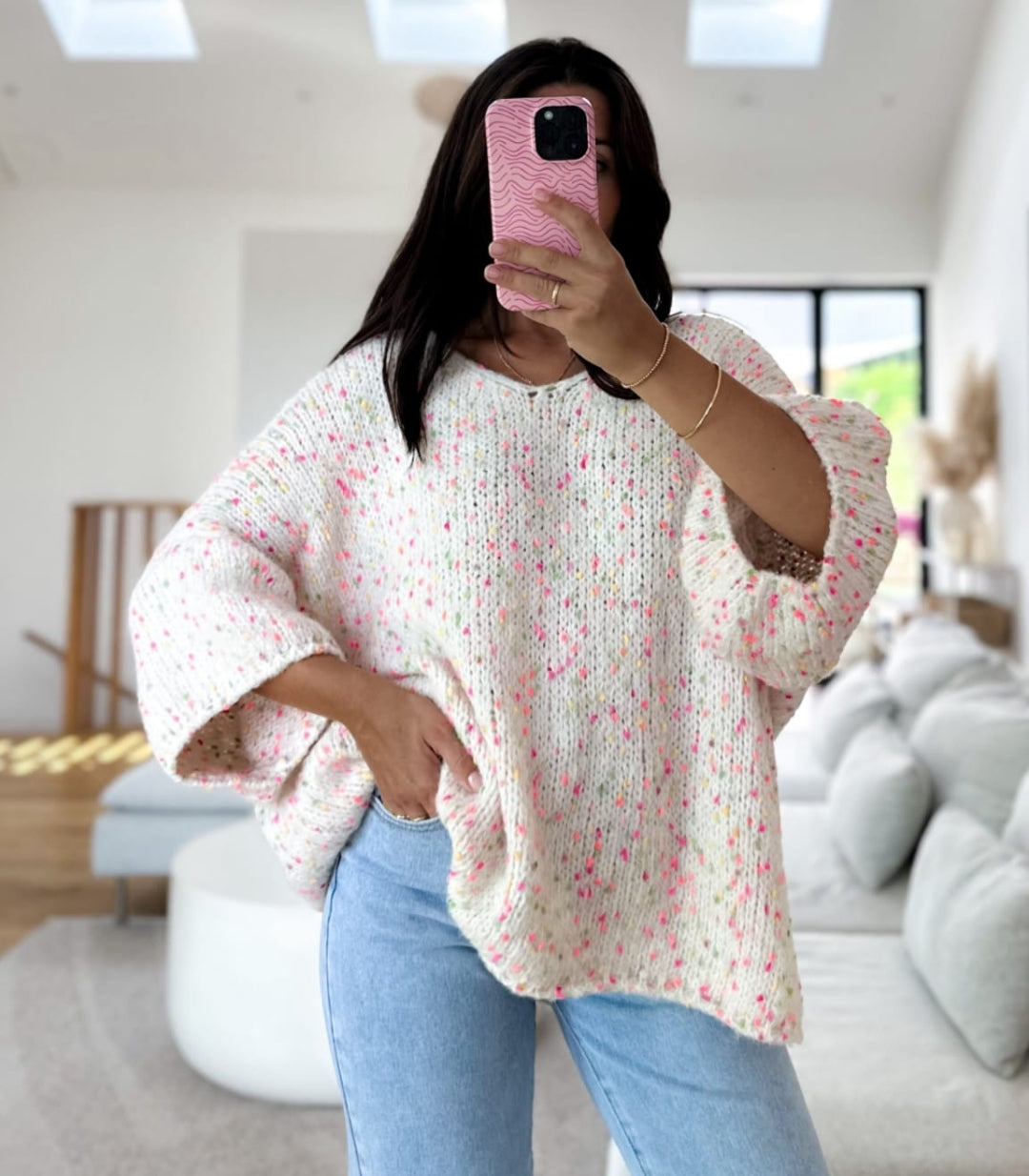 Boho-Luxe Strickpullover in Weiß mit bunten Farbtupfern aus weichem Material.