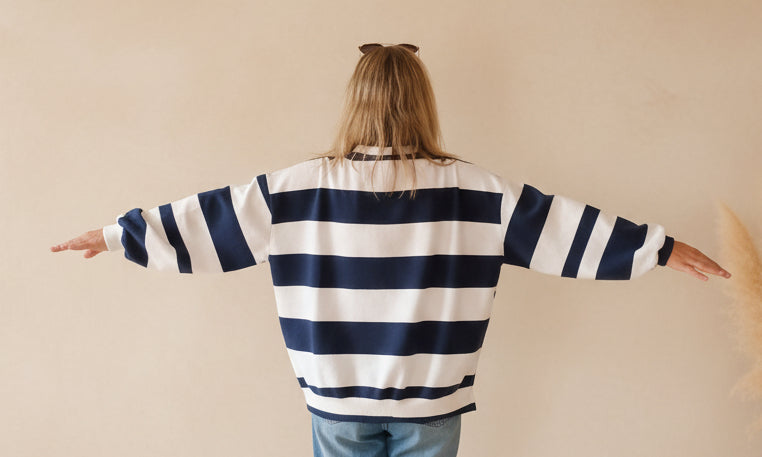 Damen Pullover gestreift, Rückansicht mit Querstreifen in Dunkelblau und Weiß