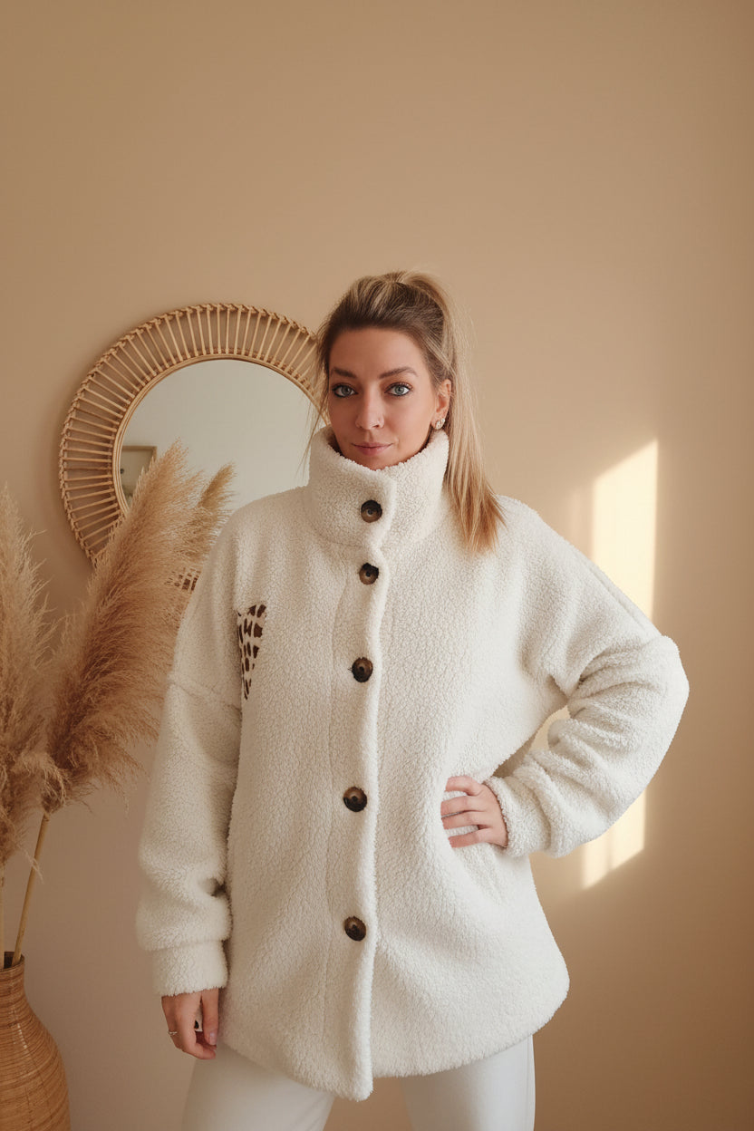 Oversize Teddy-Jacke cremeweiß mit Leo-Herz-Patch – Frontansicht – Made in Italy