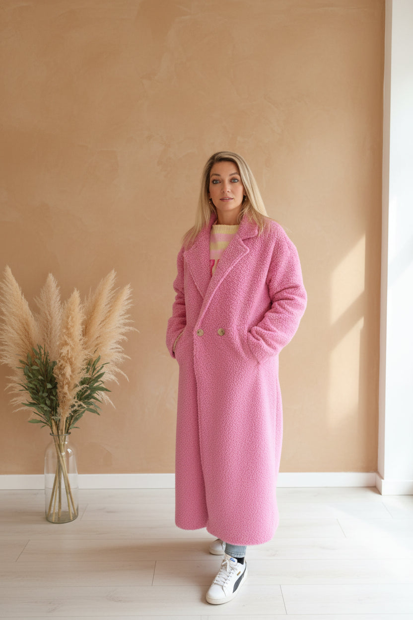 Teddy Mantel Damen Pink – Ganzkörper Frontansicht, Hände in Taschen, direkter Blick