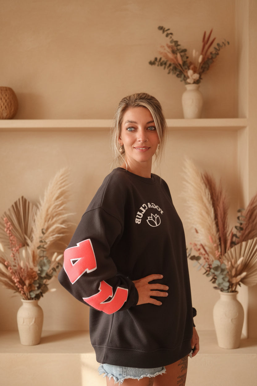 Schwarzer Boho-Luxe Sweatshirt aus Baumwolle mit rosa Aufdruck.