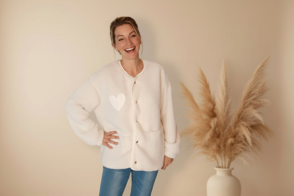 Teddyjacke Damen Weiß – Boho Editorial Shot Pampasgras
