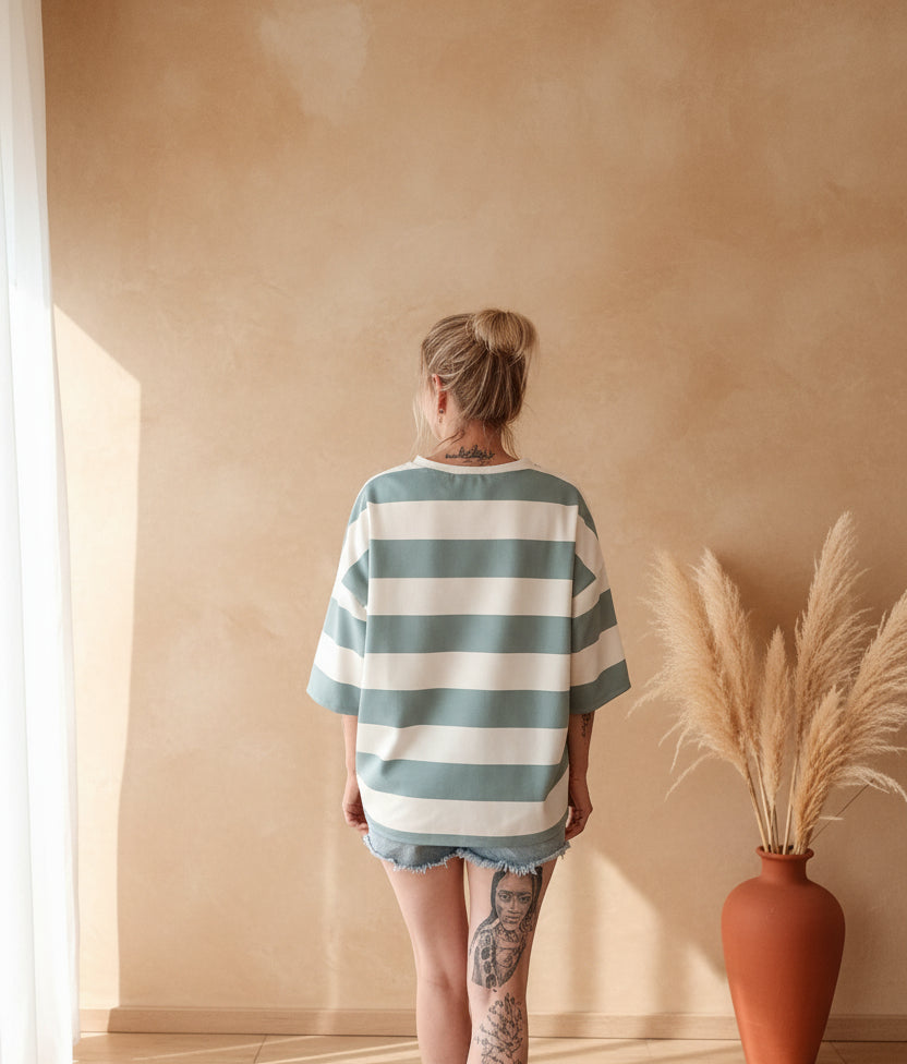 Boho-Luxe gestreiftes Damen-Shirt in Weiß und Salbeigrün aus weichem Stoff.