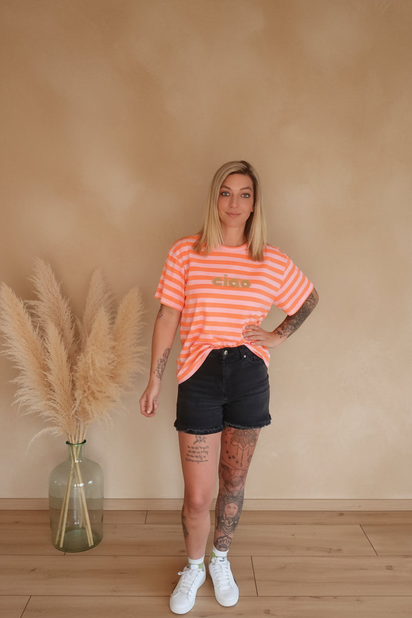 Boho-Luxe Look: Damen T-Shirt mit orange-weißen Streifen aus weichem Baumwollstoff.