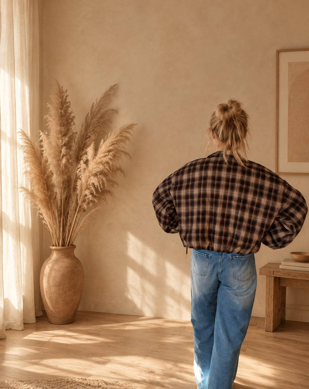 Karierte Damenjacke in Dunkelbraun und Beige von hinten, mit hochgesteckten Haaren und Händen an der Hüfte.