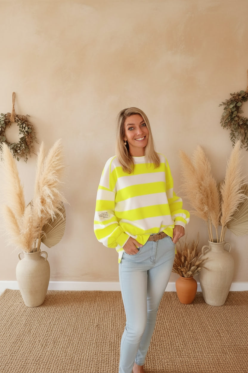 Boho-Luxe gelb-weißer gestreifter Pullover aus weichem Stoff mit hellblauen Jeans.