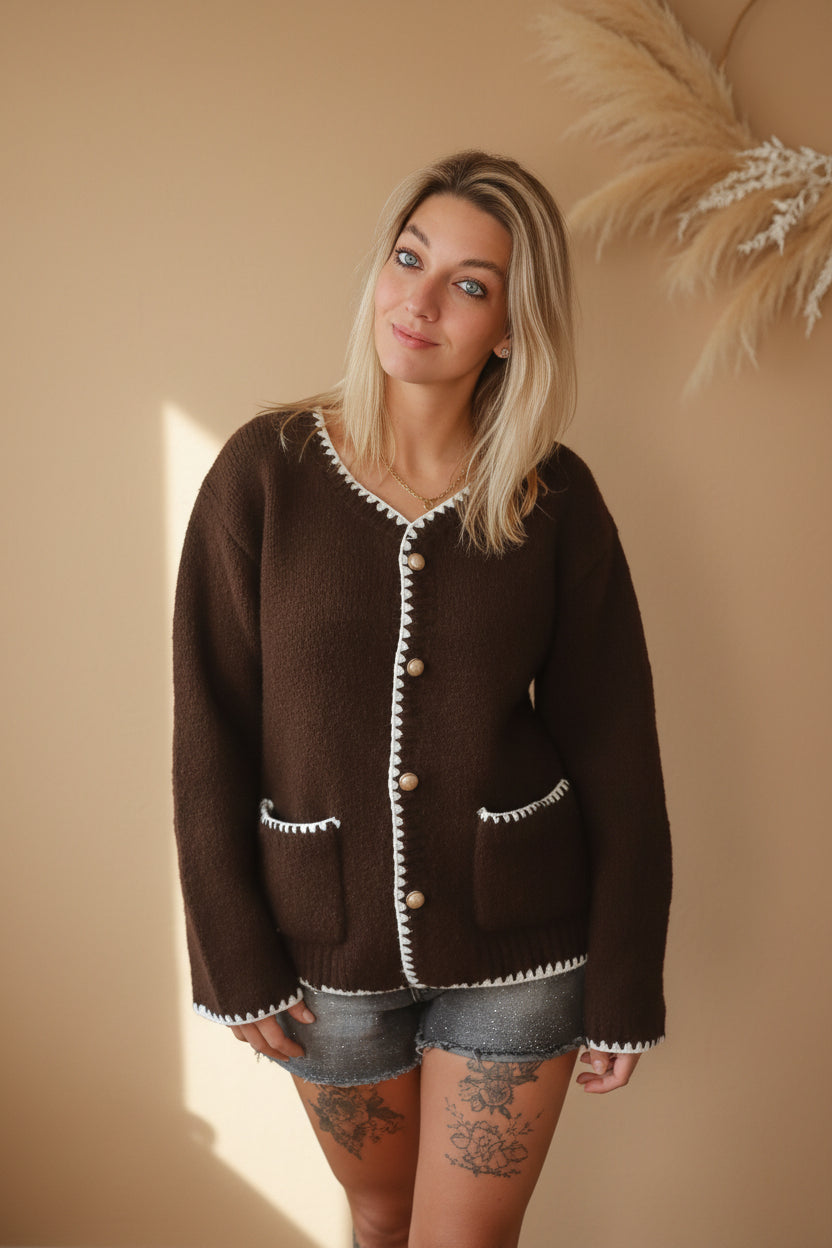 Bouclé Cardigan Braun Damen – Sonnenlicht Hände in Taschen lächelnd Rattanspiegel Boho